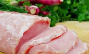 Как приготовить рулетики из свинины, фаршированные сырно-овощной начинкой?