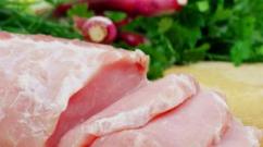 Как приготовить рулетики из свинины, фаршированные сырно-овощной начинкой?