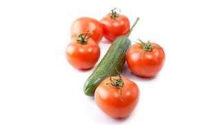 Лечо из помидоров и сладкого перца с огурцами На боках не отложатся: кисломолочные заправки